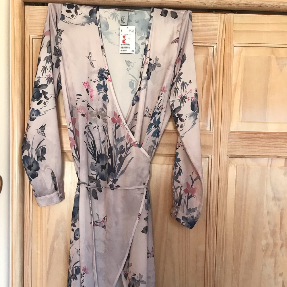 Beautiful wrap around silk dress from H&M!💕